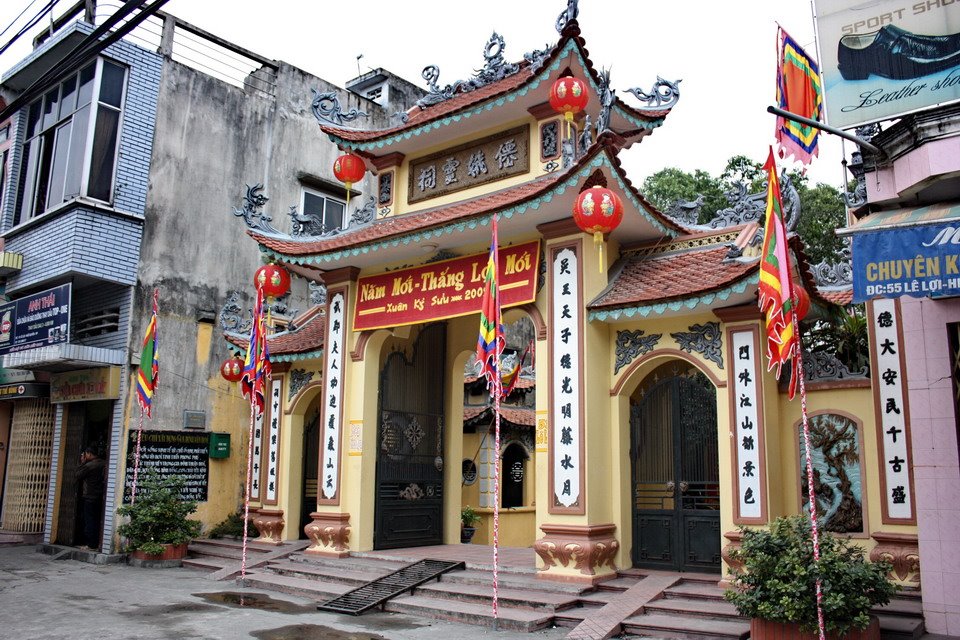 Đền Chúa Bà Năm Phương