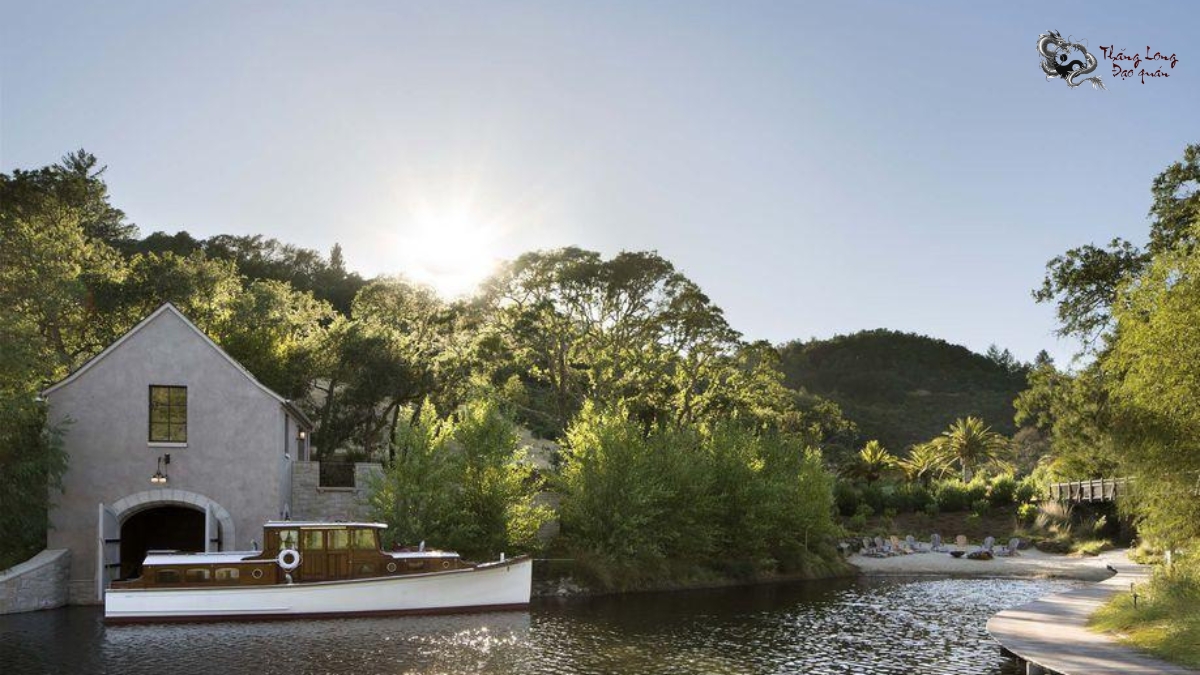 Chọn nhà ở gần núi sông