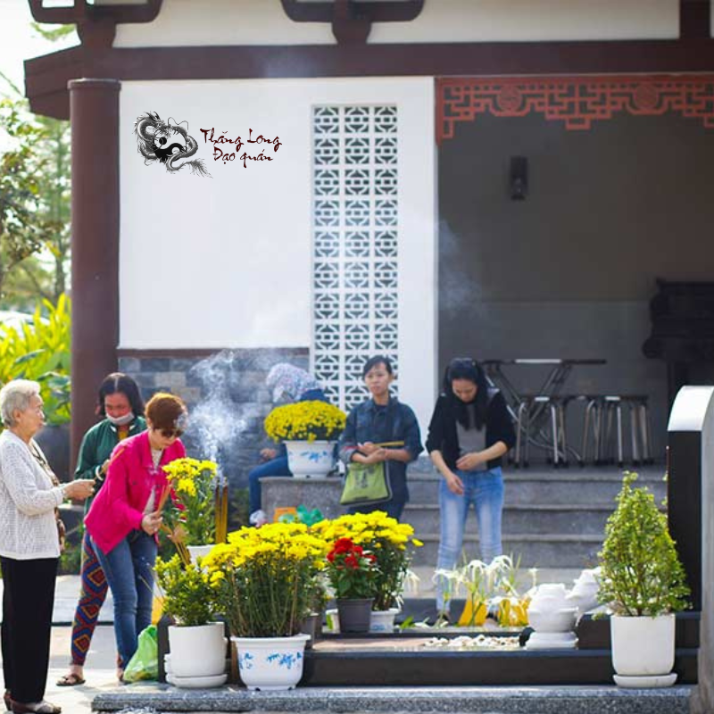 Con cháu cùng dọn dẹp phần mộ của ông bà, tổ tiên