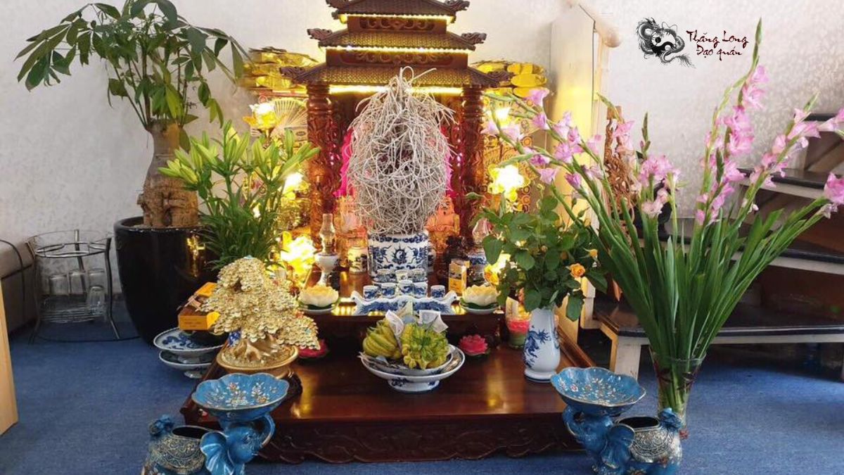 Đặt bàn thờ Thần Tài ngoài ban công được không
