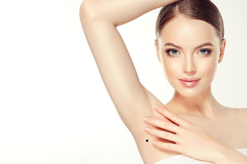 Nốt ruồi nằm ở nách phải