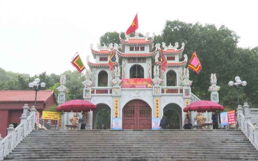 Quang cảnh bên ngoài đền Bà Chúa Kho