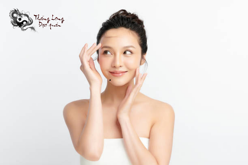 nốt ruồi dưới cằm