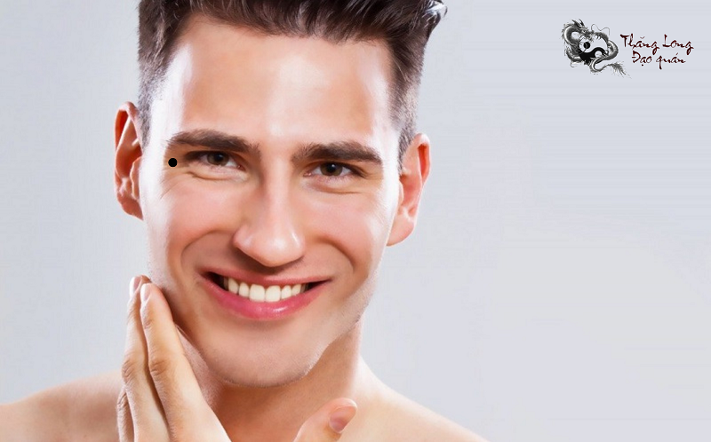 nốt ruồi ở đuôi mắt trái