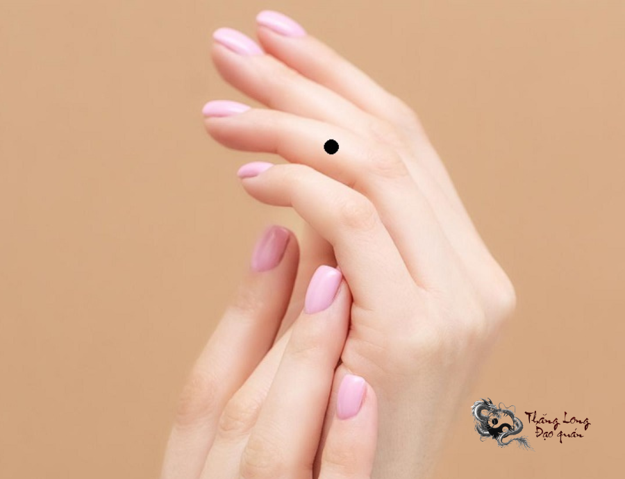 Trên ngón tay áp út có nối ruồi thì cũng giúp tiên đoán về cuộc đời của bạn