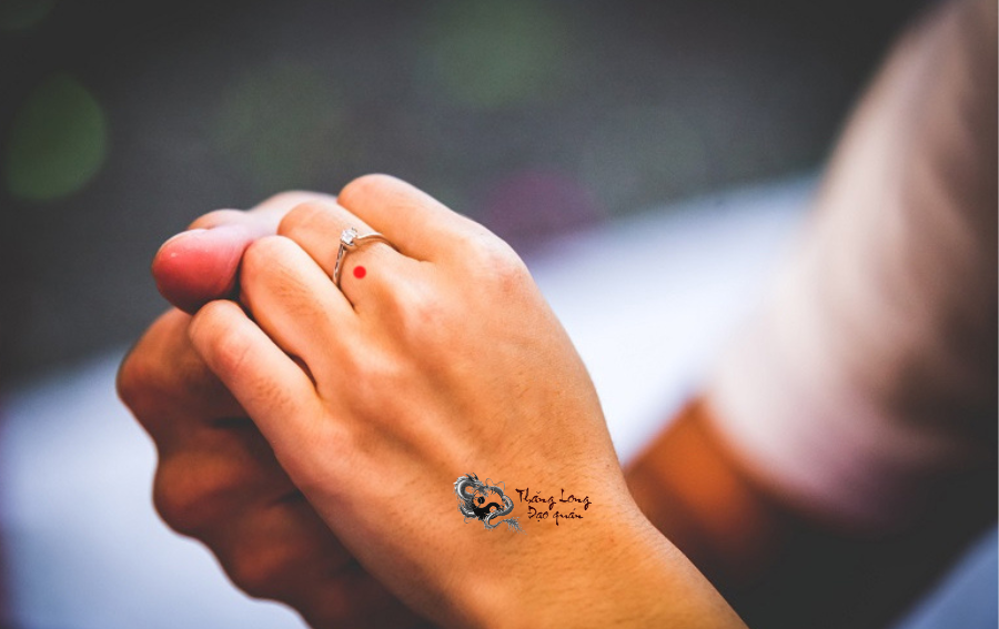 Ý nghĩa của nốt ruồi trên ngón tay giữa